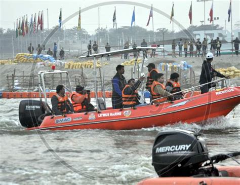 Image Of Uttar Pradesh Police Officials At Prayagraj During Kumbh Mela 2019 Pz637059 Picxy