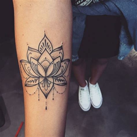 Mandala Con Motivi Floreali Tatuaggio Sul Braccio Di Una Donna Idee