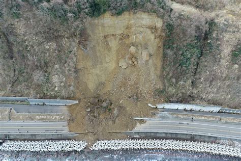 断崖絶壁の岩塊除去に特殊重機投入 上越市の国道8号土砂崩れ現場で「ロッククライミングマシーン」活躍 上越タウンジャーナル