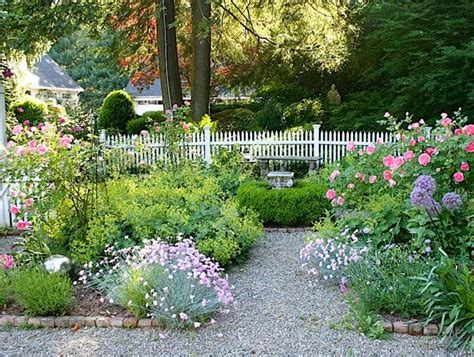 Romantic Charm In A New York Garden Garden Design