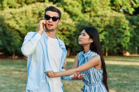 Hombre Y Mujer En La Naturaleza En El Parque A Pie Y Hablar Foto Premium