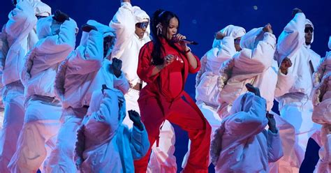 Seniorinnen Spielen Rihannas Super Bowl Show Nach Superstar Reagiert