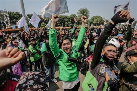 Foto Pengemudi Ojek Online Unjuk Rasa Tuntut Kenaikan Upah Foto