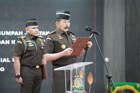 Jaksa Agung Melantik Dr R Narendra Jatna S H LL M Sebagai Staf