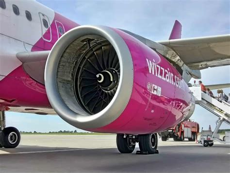 Un Avion Wizz Air Care Zbura Spre Italia S A Ntors De Urgen Pe