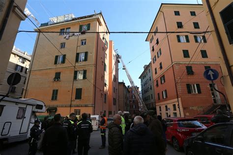 Genova Crolla Il Tetto Di Un Edificio 25 Sfollati La Repubblica