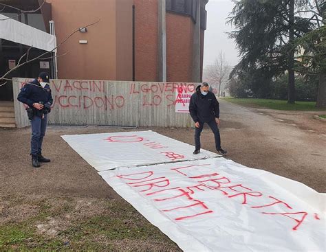 Osservanza Lassalto Dei No Vax Insulti E Graffiti Sui Muri Dellhub