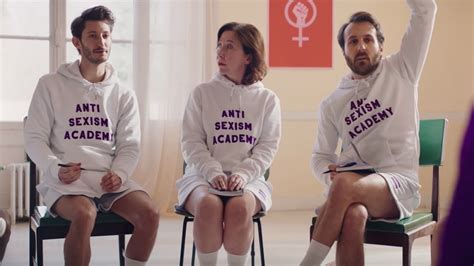 Angèle recrute Pierre Niney dans le clip de Balance ton quoi