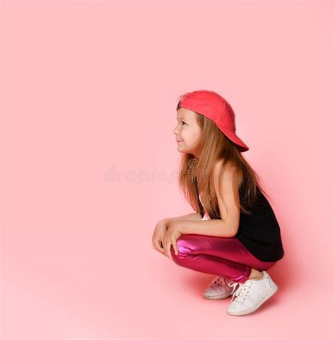 Afbeelding Van Een Kleine Blonde Bril In Een Stijlvolle Hoed Kijken Naar Je Poseren Op Een Roze