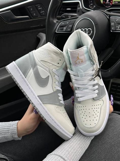 Женские кроссовки Nike Air Jordan 1 High Grey White — цена 1600 грн в