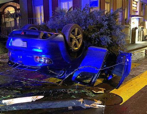 Wagen Reisst B Ume Nieder Und Landet Auf Dem Dach