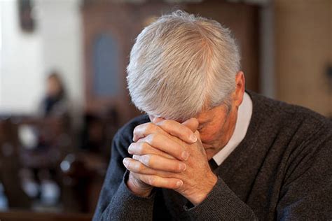 Kneeling In Church Afbeeldingen Beelden En Stockfotos Istock