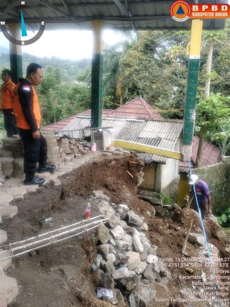 Akibat Hujan Dengan Intensitas Tinggi Terjadilah Tanah Longsor Di