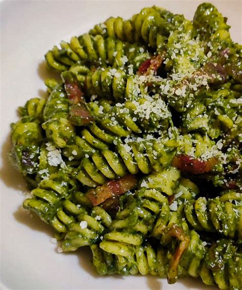 Fusilli Al Pesto Di Basilico Ed Erbette Con Guanciale Piccante In