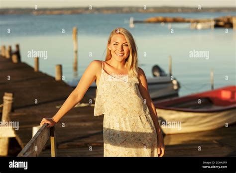 Femme Blonde Debout Banque De Photographies Et Dimages Haute R Solution Alamy