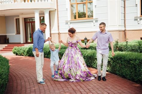 Retrato De Familia Feliz En El Parque Foto Premium