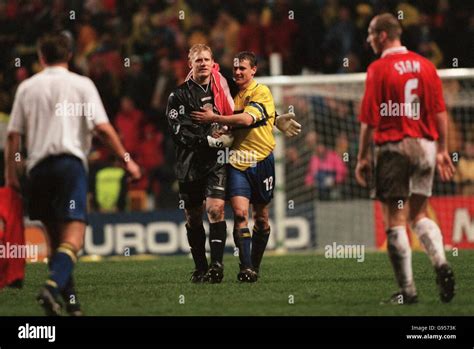 Brondbys Ebbe Sand Right Manchester Uniteds Peter Schmeichel Immagini E