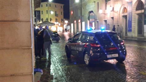 Minaccia Il Vicino Di Casa Con Un Bastone Caos In Via Montello A