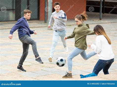 Adolescentes Juegan Al Fútbol Callejero Con Emoción En La Calle Foto de