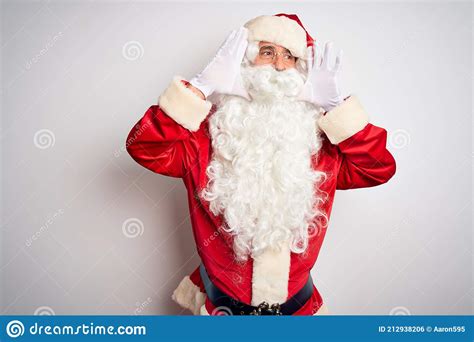 Edad Media Hombre Guapo Con Traje De Santa De Pie Sobre Fondo Blanco