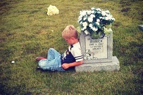 5 Year Old Boy Visits Twin Brother S Grave In Heartbreaking Photo