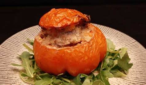 Tomates farcies au four. Une recette à l'ancienne façon grand-mère. de ...