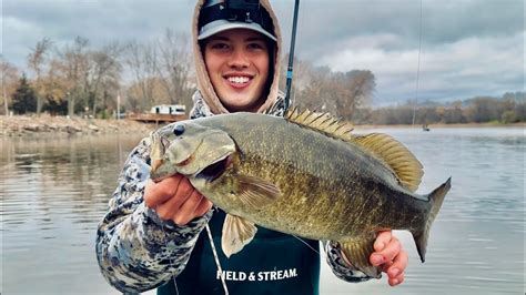 GIANT SMALLMOUTH BASS FISHING MISSISSIPPI RIVER YouTube