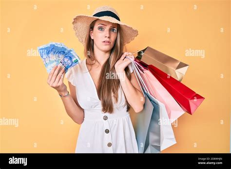 Jeune Fille Blonde Tenant Des Sacs D Achats Et Des Rands Sud Africains Des Billets De Banque