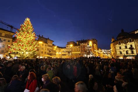 A Trento Si Accende Il Natale Che Folla In Piazza Duomo Vita Trentina