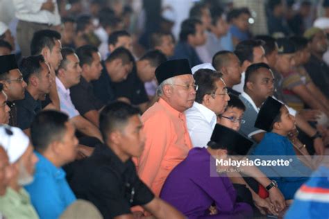 Najib Solat Jumaat Selepas Bubar Parlimen