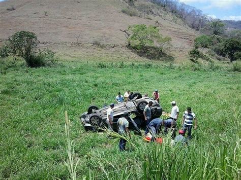 Carro cinco pessoas da mesma família capota na BR 116 em Leopoldina