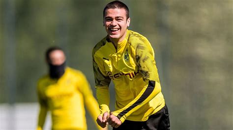 Dortmund, USMNT prospect Giovanni Reyna injured when set for first start