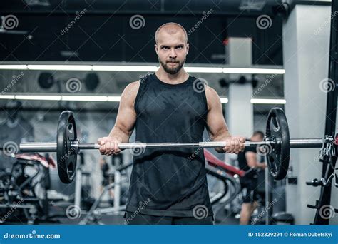 Hombre Muscular Que Se Resuelve En El Gimnasio Que Hace Ejercicios Con