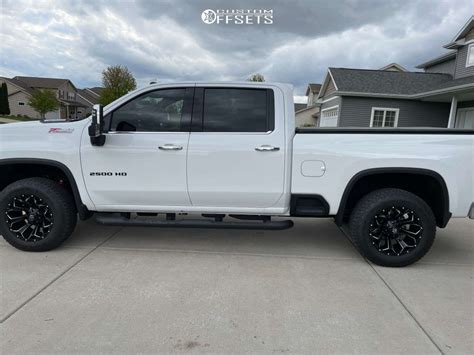 2021 Chevrolet Silverado 2500 HD With 20x10 18 Fuel Assault And 33 12