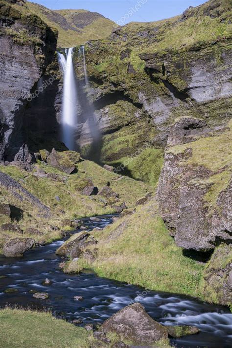 Vista Colorida De La Cascada De Kvernufoss Escena Majestuosa En El Sur