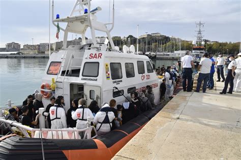 Sbarco Di Migranti A Crotone Tra Loro Minori E Molte Donne Afghane