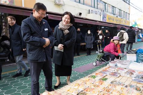 포토 김경호 광진구청장 설 맞이 전통시장 장보기 나서 아시아투데이