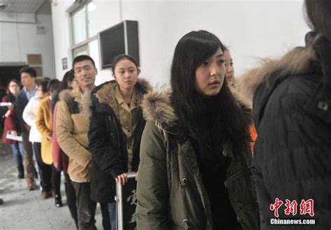 中央戏剧学院艺考在京初试 帅哥靓女冒雪赶考【9】 图说中国 人民网