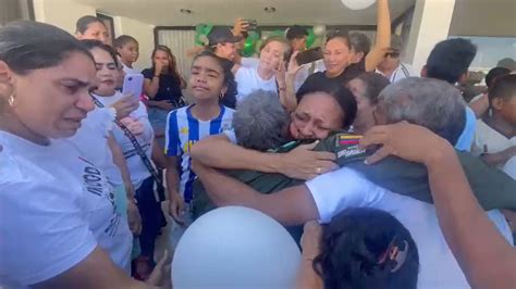 El Emotivo Reencuentro Entre Luis Manuel Díaz Y Su Esposa Un Abrazo