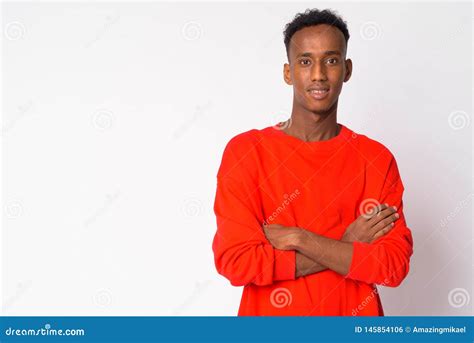 Retrato Do Homem Africano Feliz Novo Que Sorri Os Bra Os Cruzados