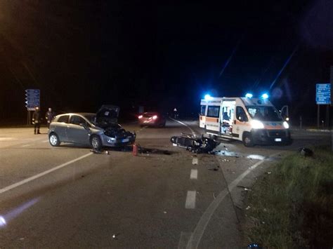 Scontro Tra Una Moto E Una Punto Due Feriti Gravi