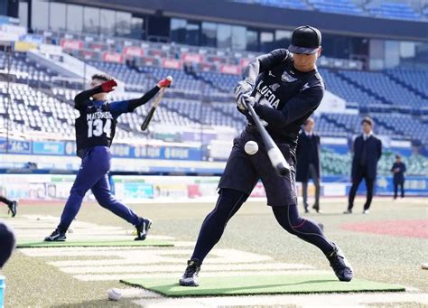 ＜ロッテ練習＞新人合同自主トレ初日、トス打撃する上田（撮影・長久保 豊） ― スポニチ Sponichi Annex 野球