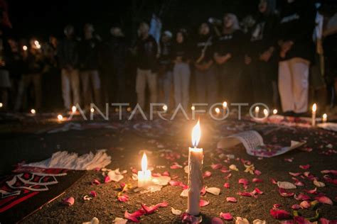 AKSI SOLIDARITAS SUPORTER ATAS TRAGEDI KANJURUHAN MALANG ANTARA Foto