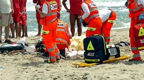 Malore Choc Ragazzo Di Anni Muore Mentre Fa Il Bagno In Mare A Jesolo