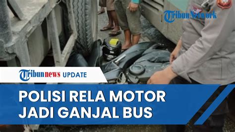 Video Aksi Heroik Polisi Ganjal Bus Pakai Motornya Cegah Kecelakaan