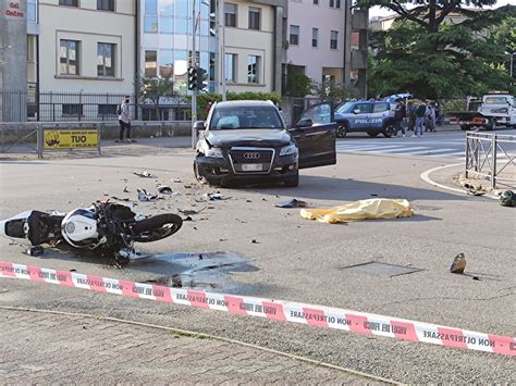 Treviso Moto Contro Auto Morta 52enne Ferito Il Marito Alla Guida