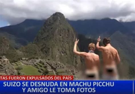 Junge Männer blütteln in Machu Picchu wegen Heldengeschichten Nau ch