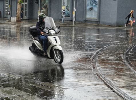 Rhmz Upozorava Na Lokalno Obilne Pljuskove Sa Grmljavinom I Gradom