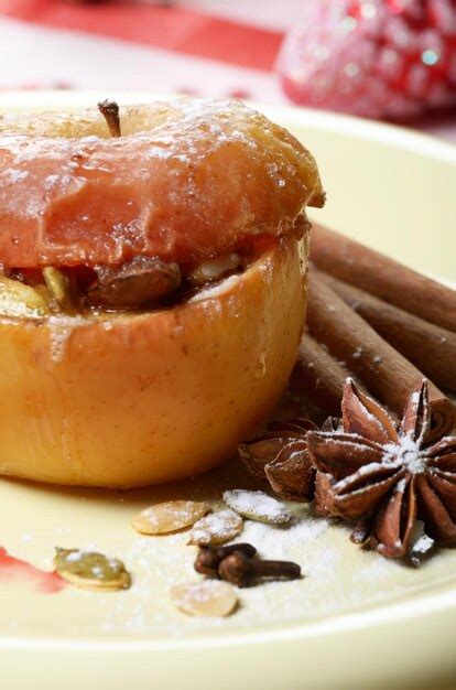 Fondo navideño de manzanas al horno caseras rellenas de requesón