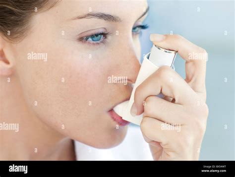 Uso Inhalador Para El Asma Fotografía De Stock Alamy